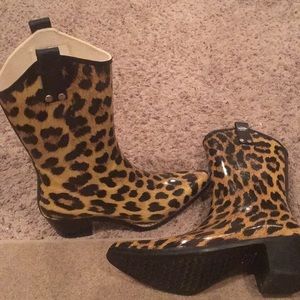Rubber cheetah print boot